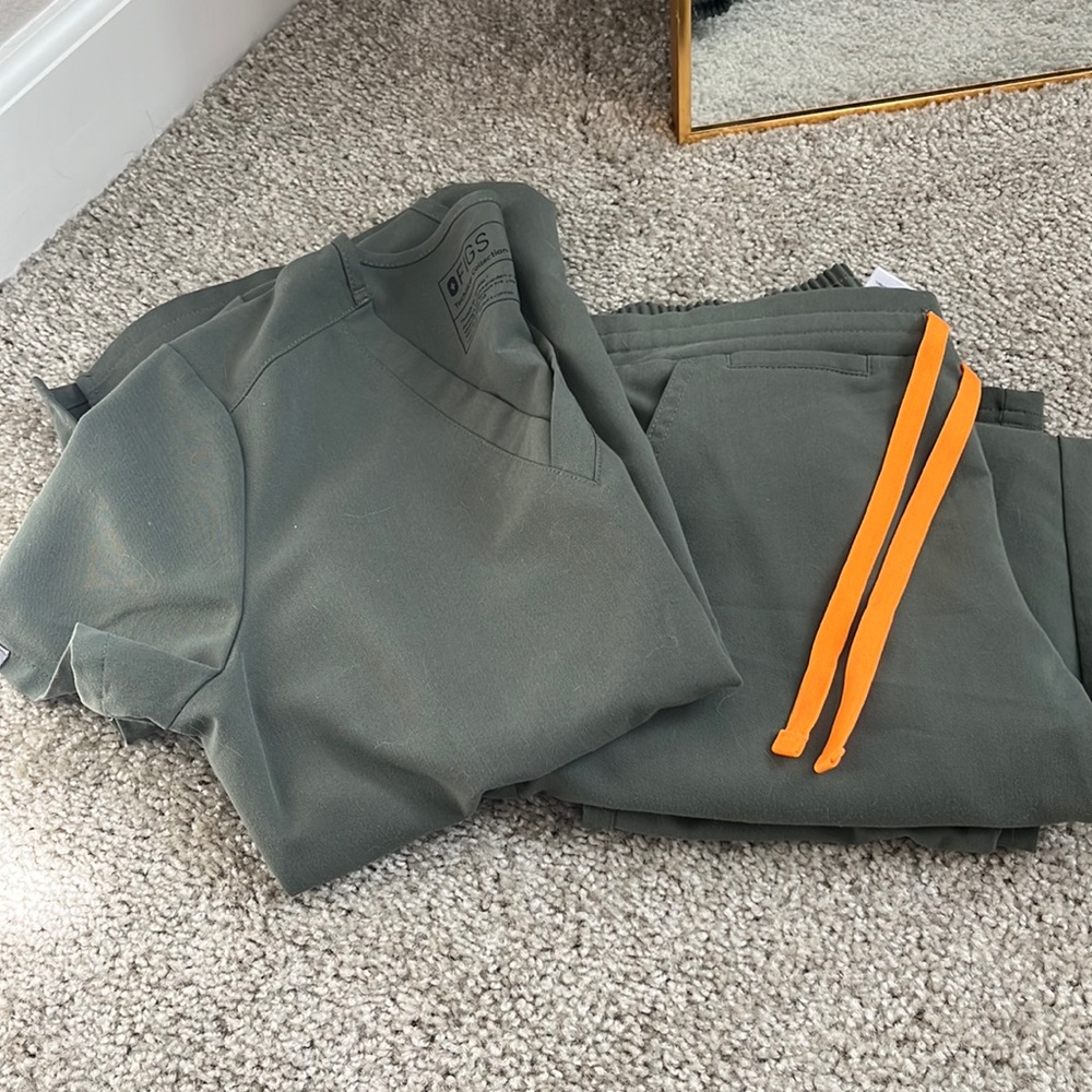 Figs moss caterina top one pocket and Yola pants (regular rise) great condition